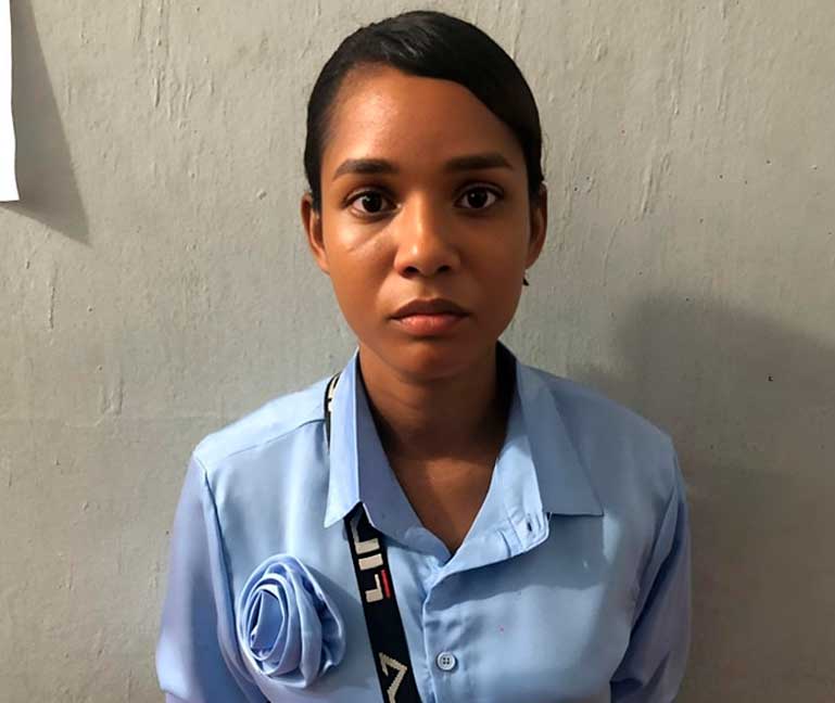 Mujer joven siendo asistida por autoridades en Hato Mayor