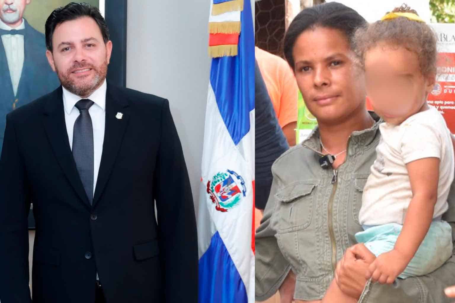 Organista vestido formal junto a bandera dominicana y otra persona con una niña pequeña en brazos en evento oficial en Ocoa.