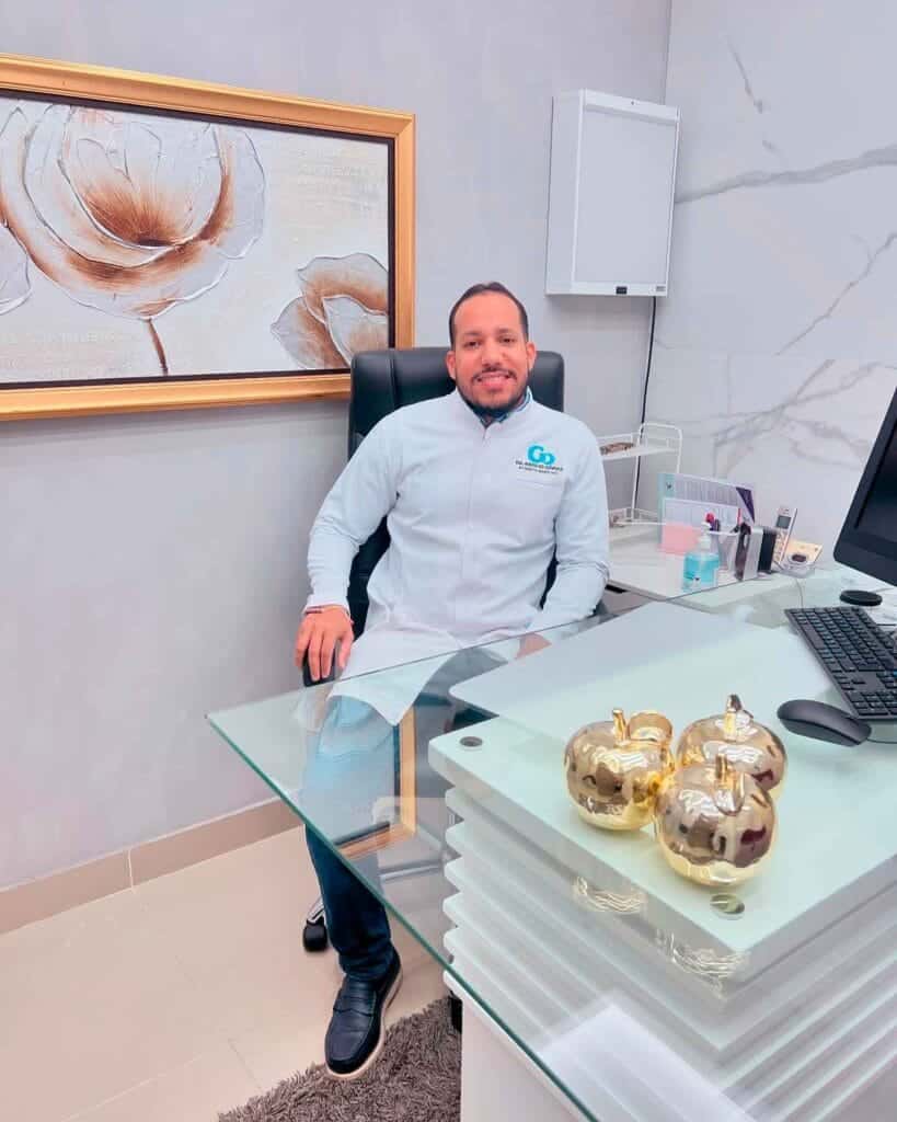 Oficina moderna en Ocoa con profesional de la salud en un ambiente elegante y cómodo, representando el Radar Informativo de Ocoa, que promueve servicios médicos y bienestar en la comunidad.