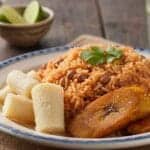 Arroz con frijoles, plátano maduro y plátanos en un plato típico de Ocoa, República Dominicana. Comida tradicional con ingredientes autóctonos de la región, ideal para quienes buscan recetas locales auténticas.