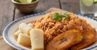 Arroz con frijoles, plátano maduro y plátanos en un plato típico de Ocoa, República Dominicana. Comida tradicional con ingredientes autóctonos de la región, ideal para quienes buscan recetas locales auténticas.